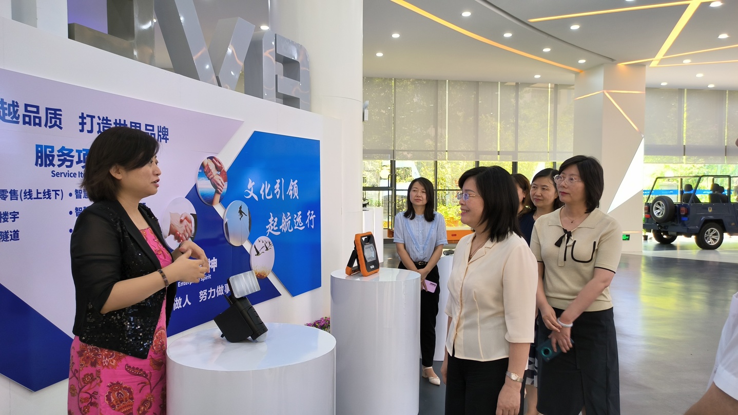 7月13日，省婦聯(lián)黨組書記、主席楊曉曼一行到全國巾幗建功先進集體--成威科技調研3.jpg