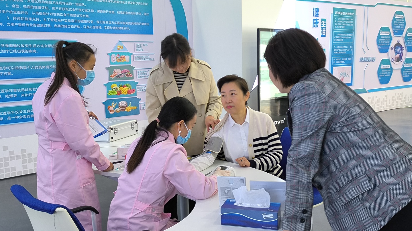 10月20日，市政協(xié)主席劉彤到公司調(diào)研并體驗(yàn)小威健康項(xiàng)目3.jpg